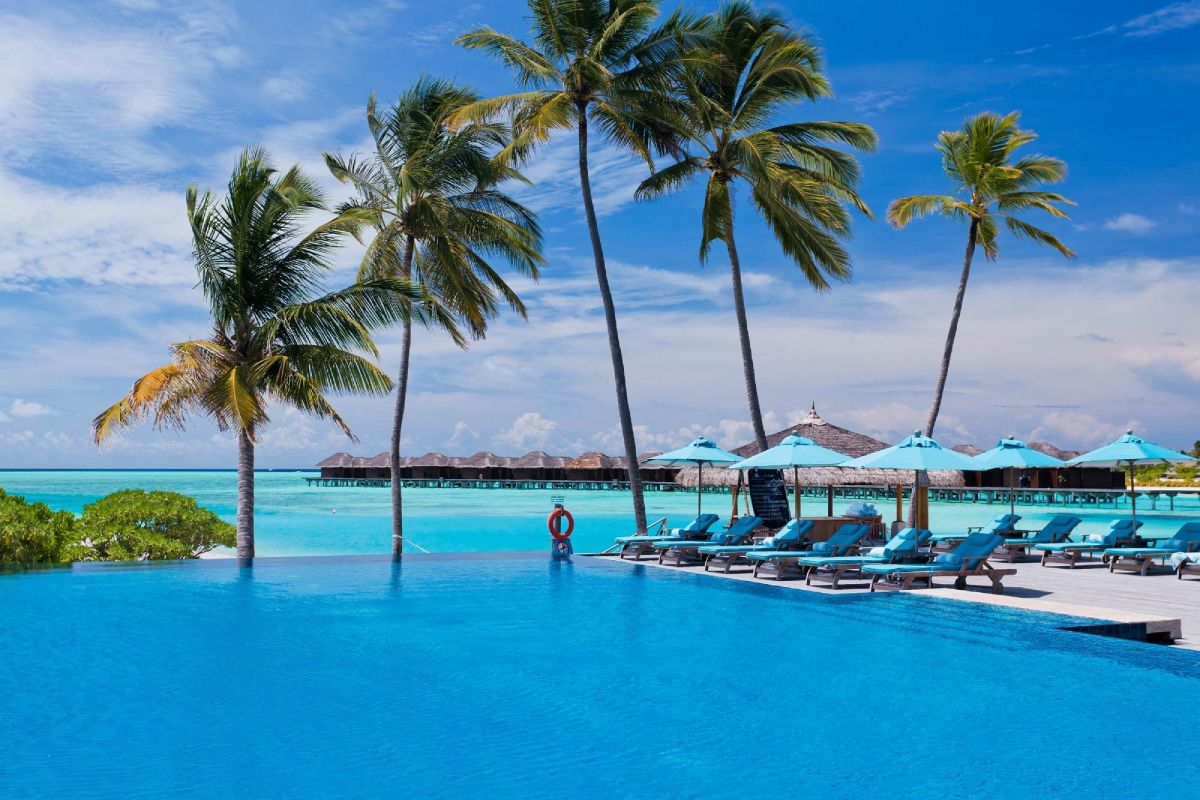 maldives luxury resort pool