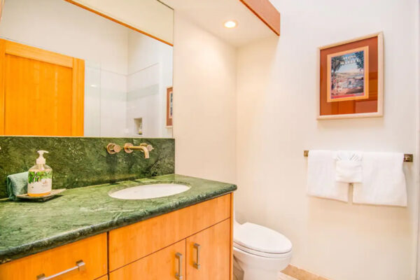 queen room 1 bathroom