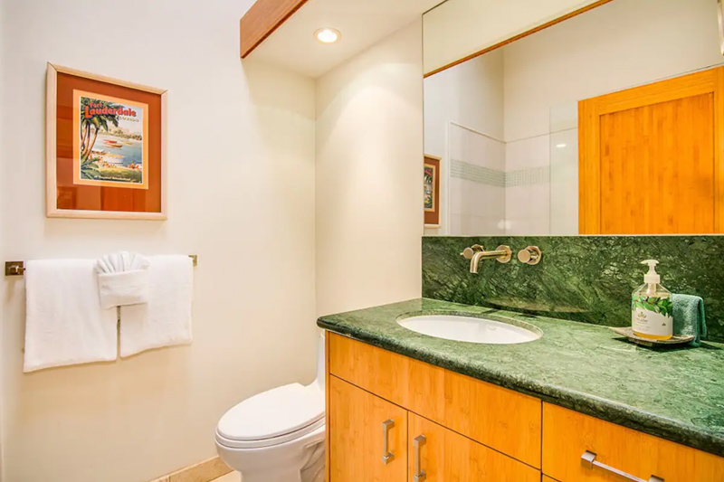 queen room bathroom