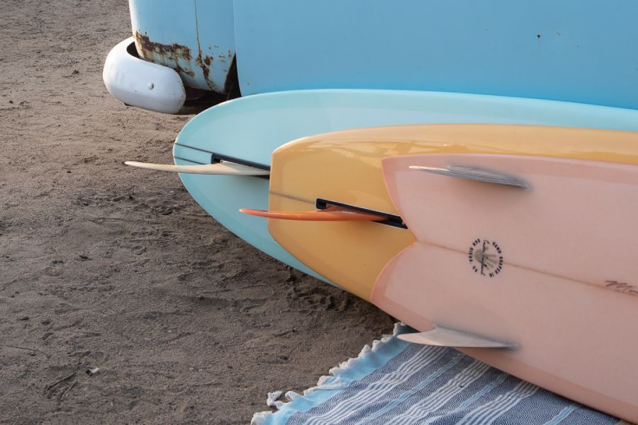 surfboard with single and twin fins setup